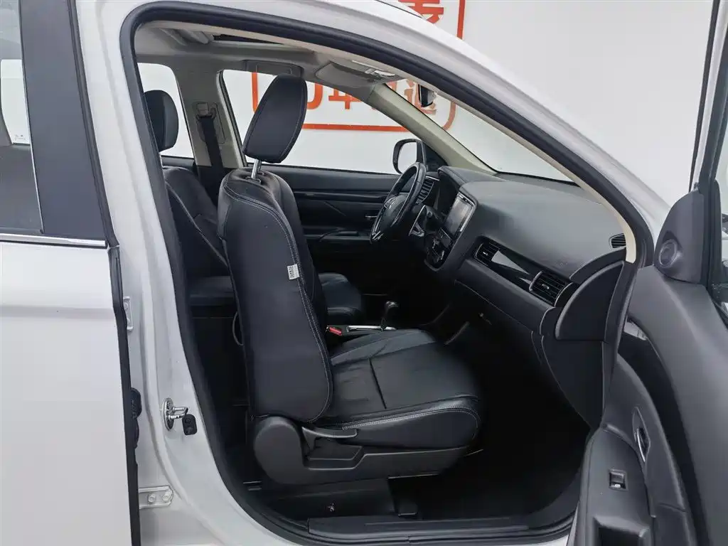 Outlander 2.4 L 4 WD Elite 5-seat