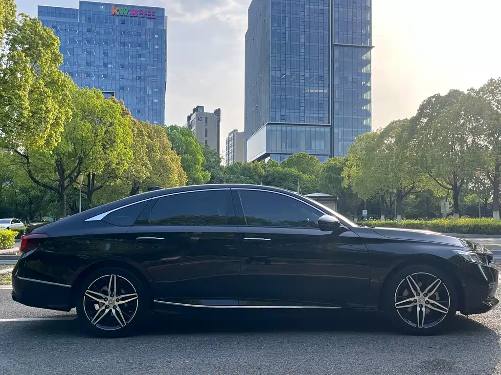 Accord Sharp· Hybrid 2.0 L Phantom Night · Sharp Smart