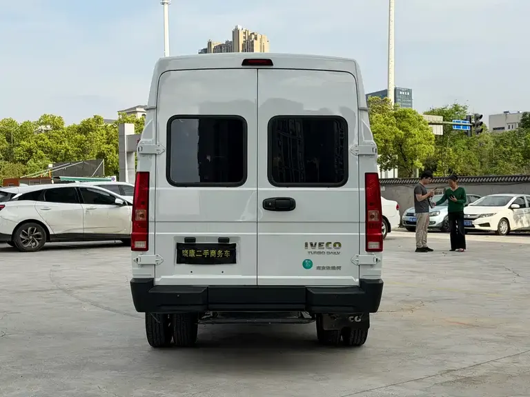 Iveco Deyi 依维柯得意 2023款 2.5 T A37 M1长轴中顶双胎手动门5-9座