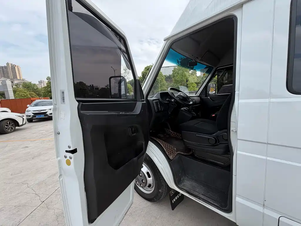 Iveco Deyi 依维柯得意 2023款 2.5 T A37 M1长轴中顶双胎手动门5-9座