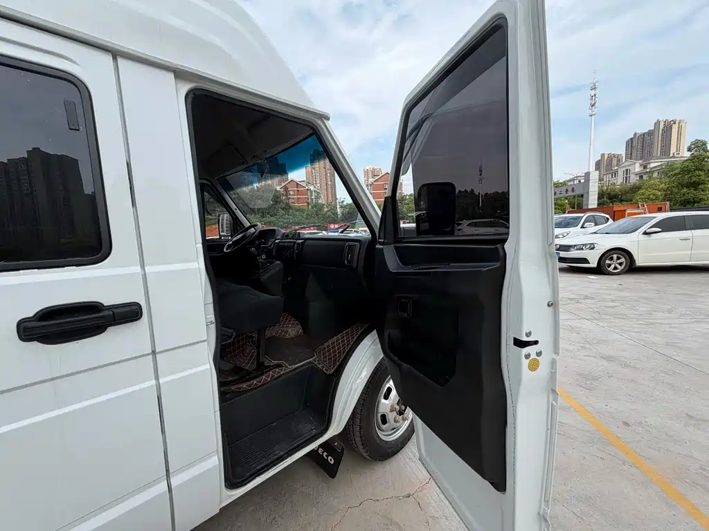 Iveco Deyi 依维柯得意 2023款 2.5 T A37 M1长轴中顶双胎手动门5-9座