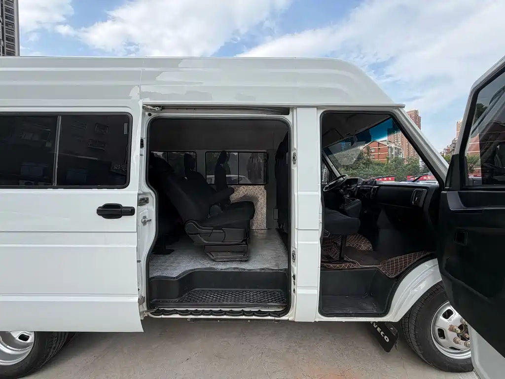 Iveco Deyi 依维柯得意 2023款 2.5 T A37 M1长轴中顶双胎手动门5-9座