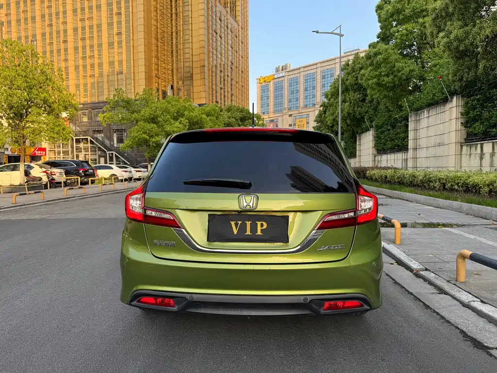 Jade 1.8 L Auto Comfort Elite 5-seat
