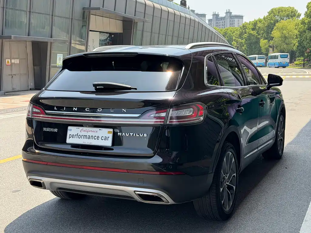 Nautilus 2.0 T 4 WD Premium