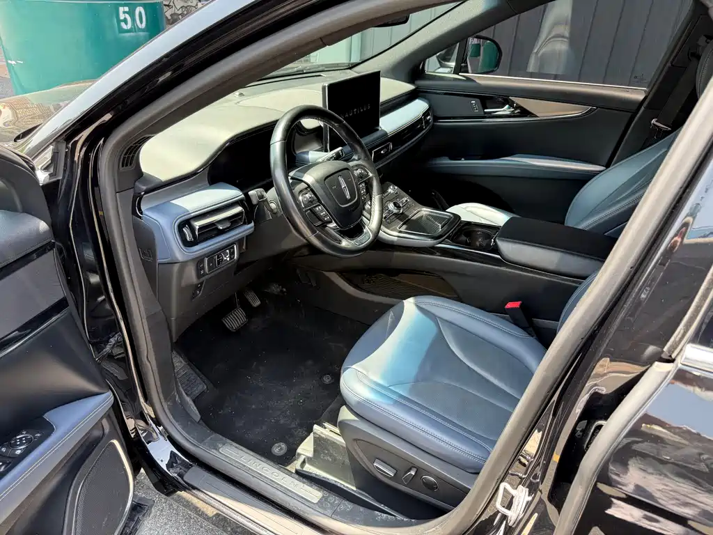 Nautilus 2.0 T 4 WD Premium