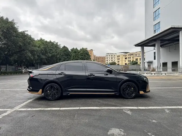 Dongfeng Yixuan MAX 1.5 T Dark Night Holy Light (Hybrid)