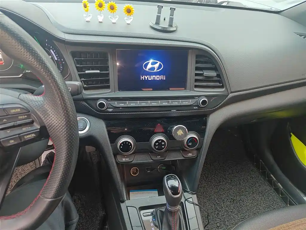 Elantra 1.4 T DCT Dynamic Shine · Active