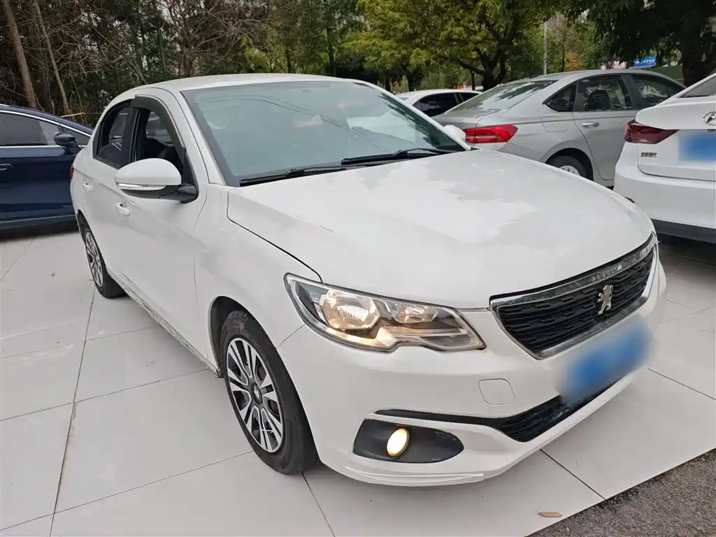 Peugeot 301 1.6 L Manual Comfort