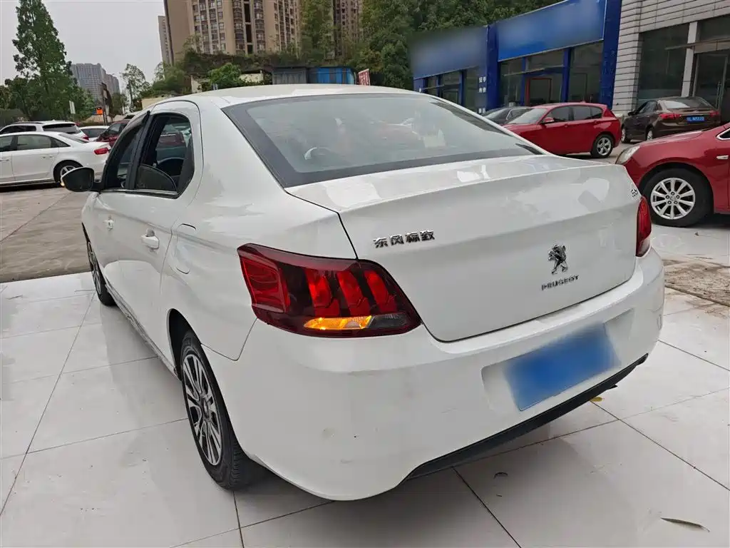 Peugeot 301 1.6 L Manual Comfort