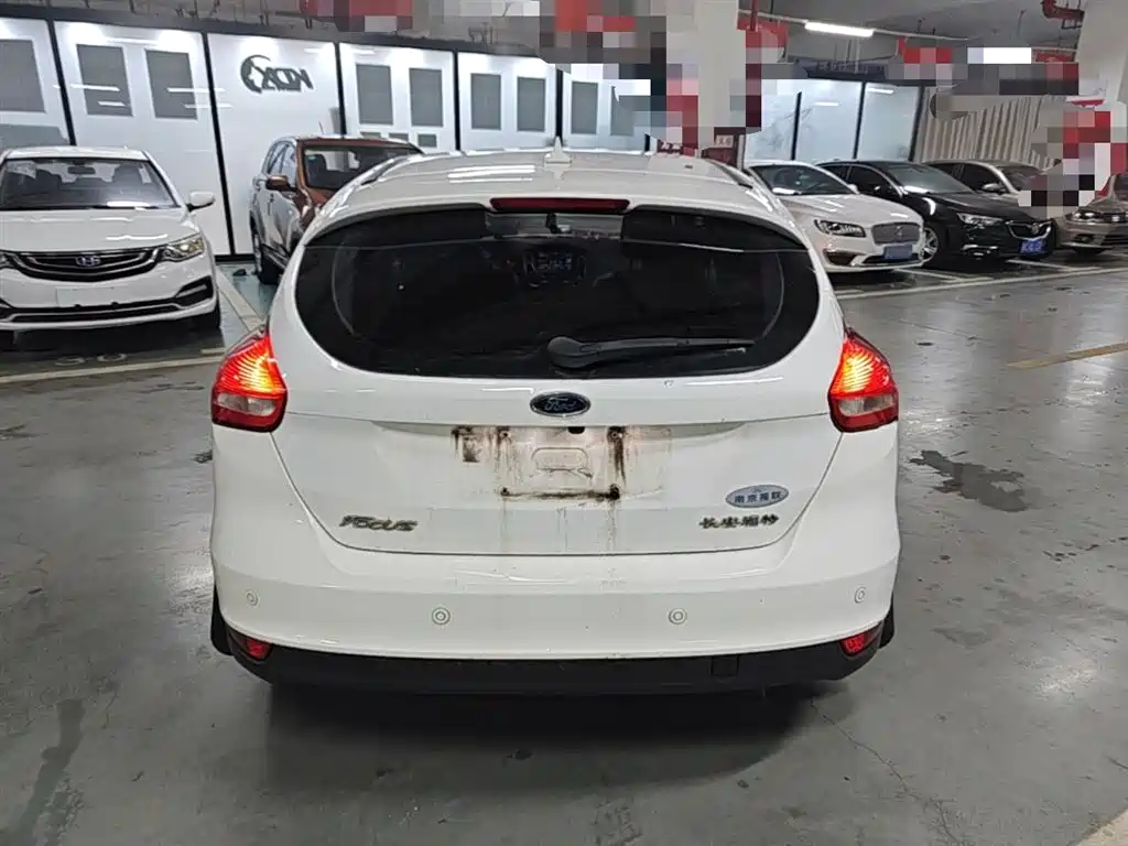 Focus Hatchback 1.6 L Auto Style Smart Travel