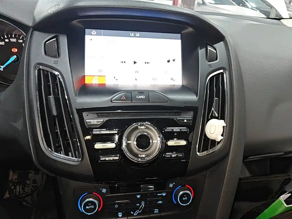 Focus Hatchback 1.6 L Auto Style Smart Travel