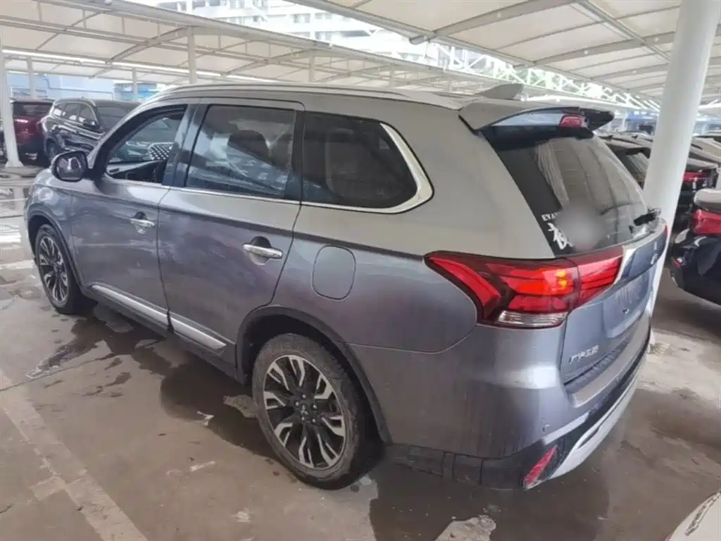 Outlander 2.4 L 4 WD Enjoyment 7-seat CN-VI