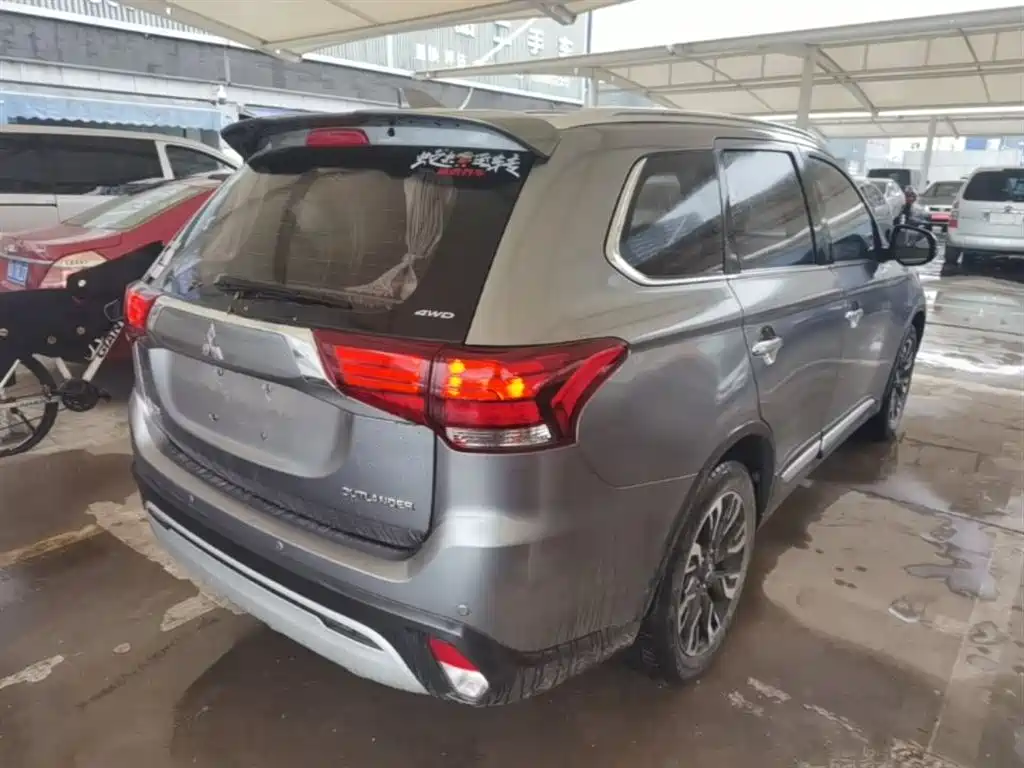 Outlander 2.4 L 4 WD Enjoyment 7-seat CN-VI