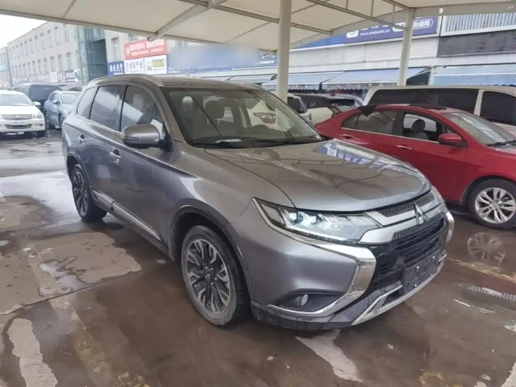 Outlander 2.4 L 4 WD Enjoyment 7-seat CN-VI