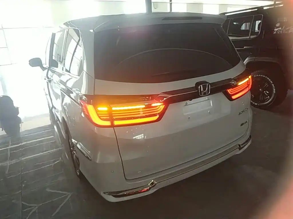 Elysion 2.0 L e:HEV Luxury