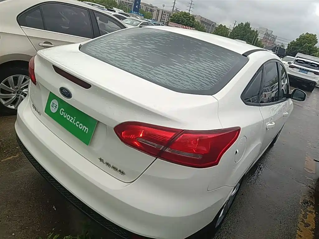 Focus Sedan 1.6 L Auto Comfort Smart Travel