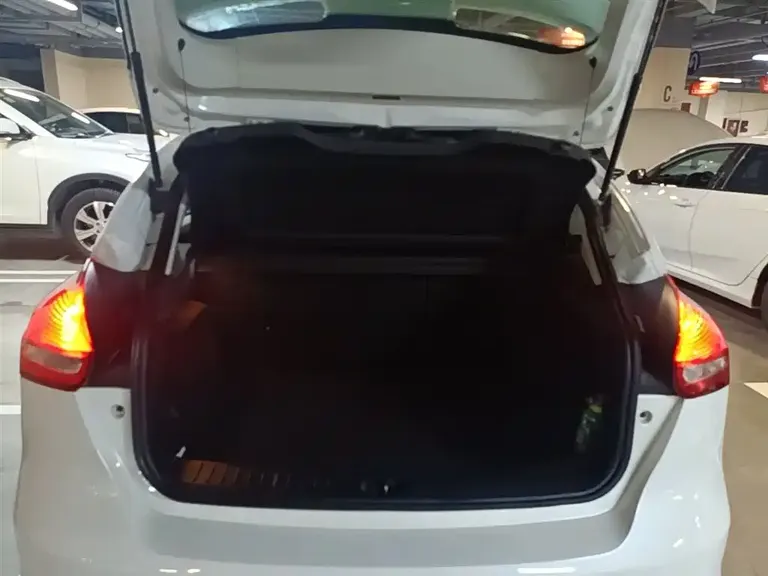 Ford Focus Hatchback Classic 1.6 L Auto Comfort Smart Travel
