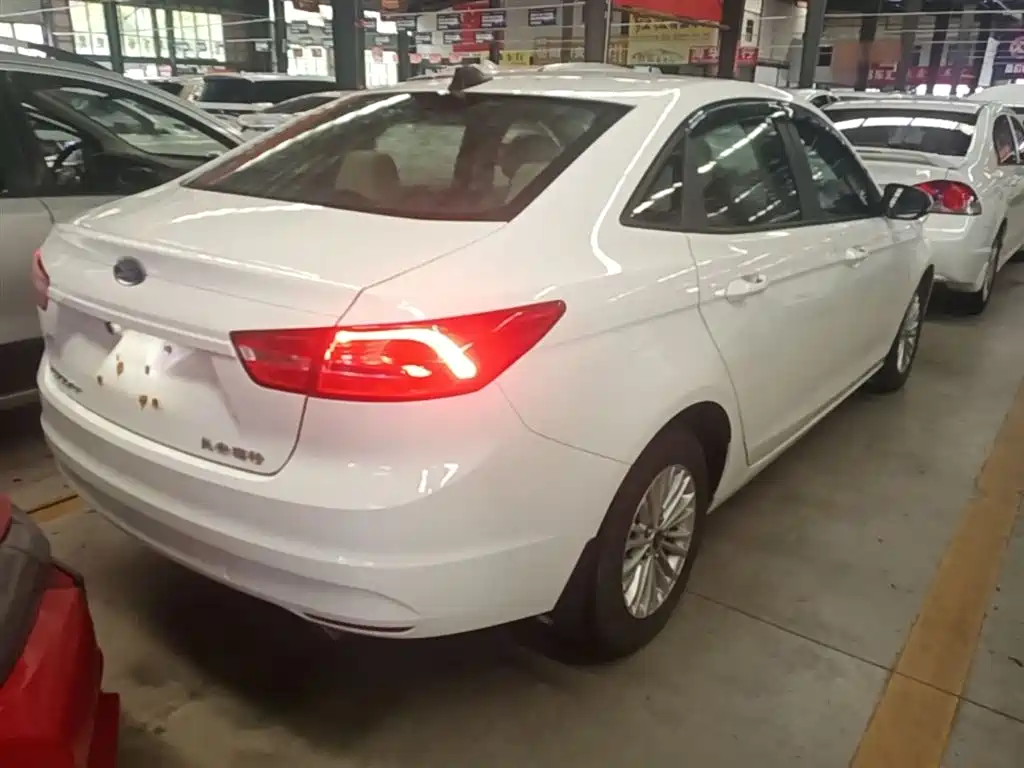 Escort 1.5 L Auto Comfort