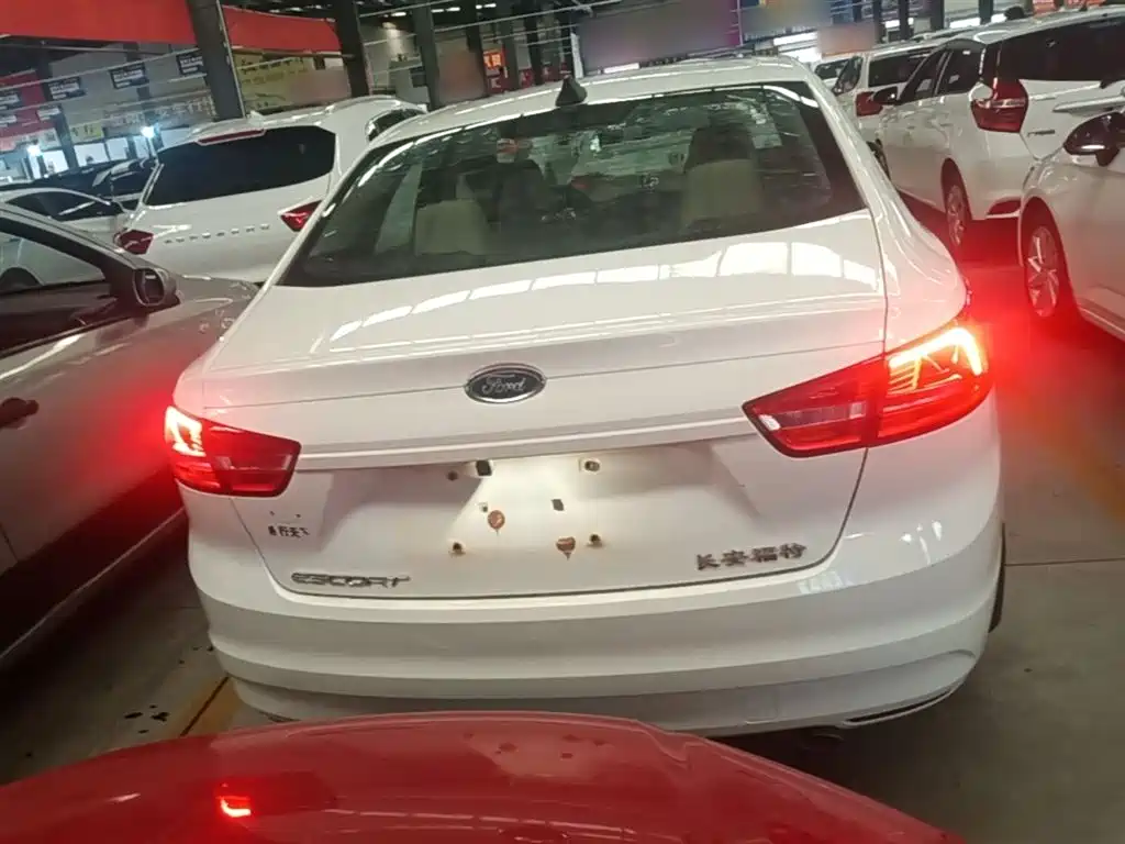 Escort 1.5 L Auto Comfort
