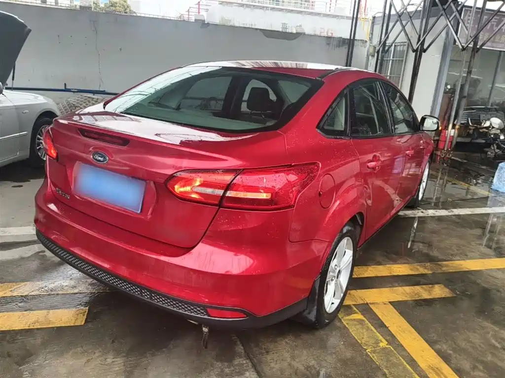 Focus Sedan 1.6 L Auto Comfort