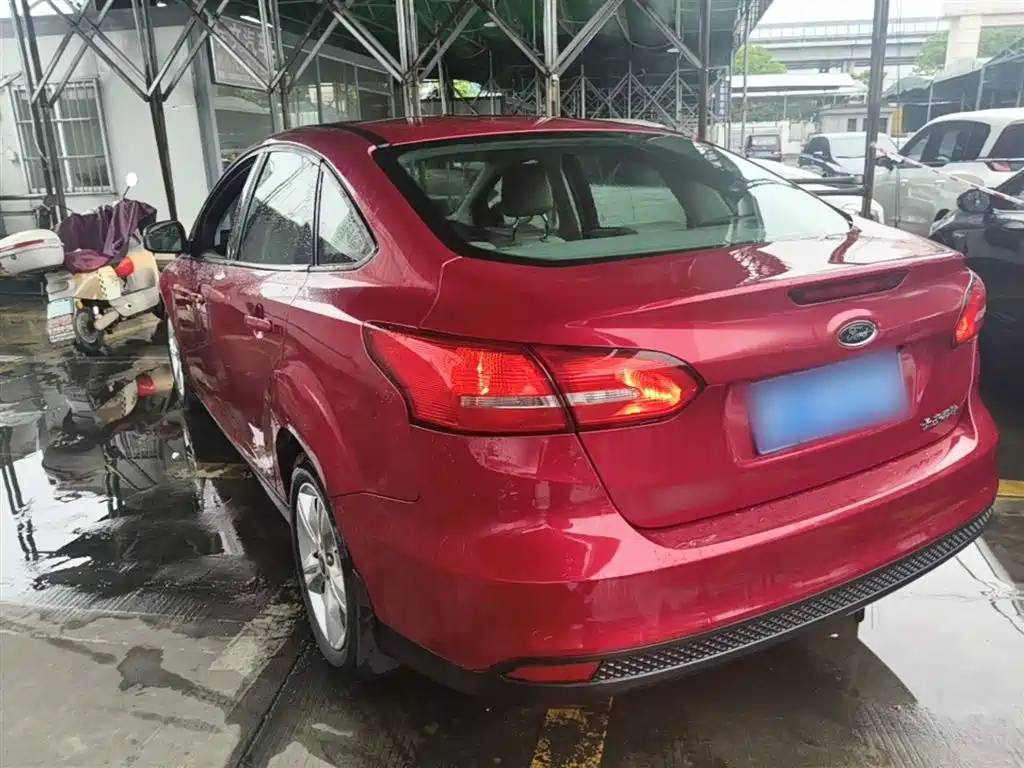 Focus Sedan 1.6 L Auto Comfort
