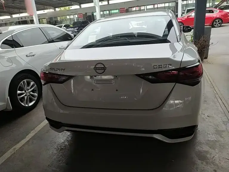 Nissan Sylphy 1.6 L CVT Joy