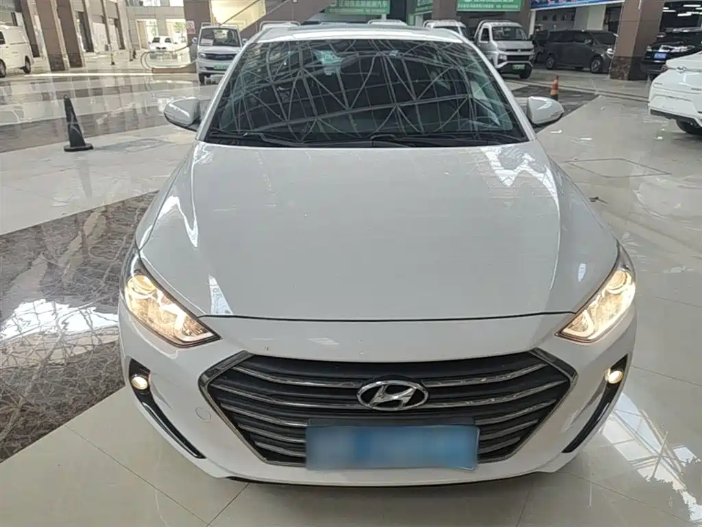 Elantra 1.4 T DCT Dynamic Shine · Active
