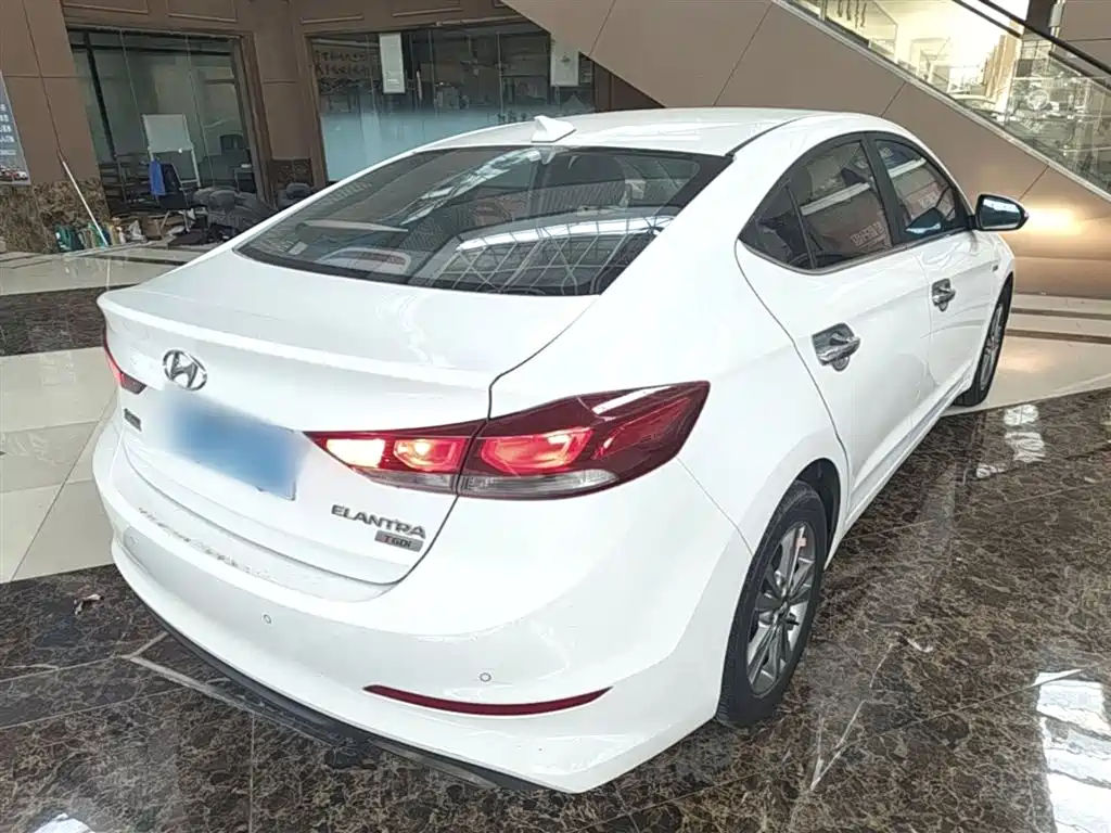Elantra 1.4 T DCT Dynamic Shine · Active