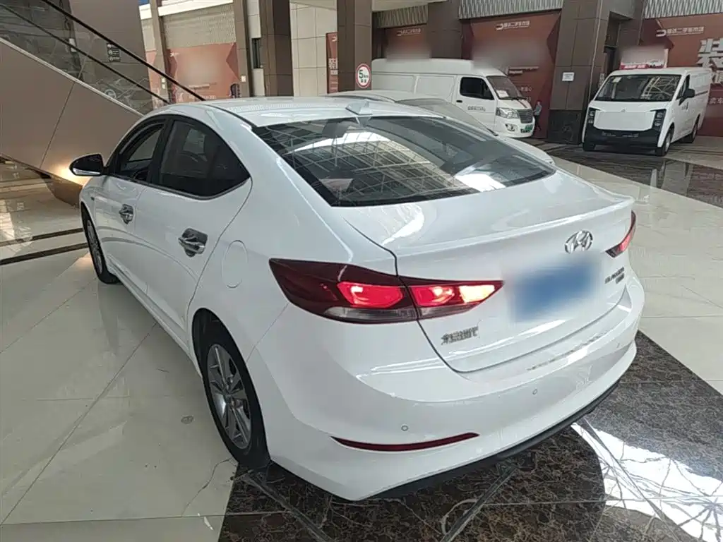 Elantra 1.4 T DCT Dynamic Shine · Active