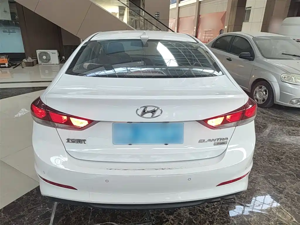 Elantra 1.4 T DCT Dynamic Shine · Active
