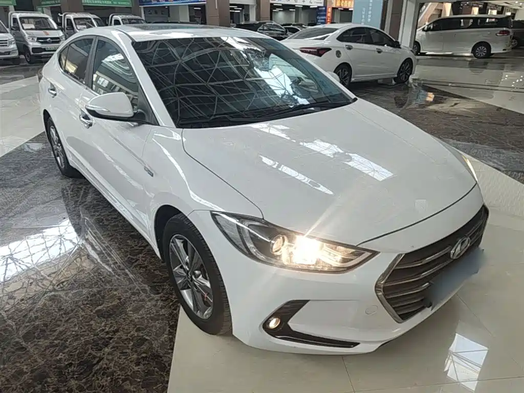 Elantra 1.4 T DCT Dynamic Shine · Active
