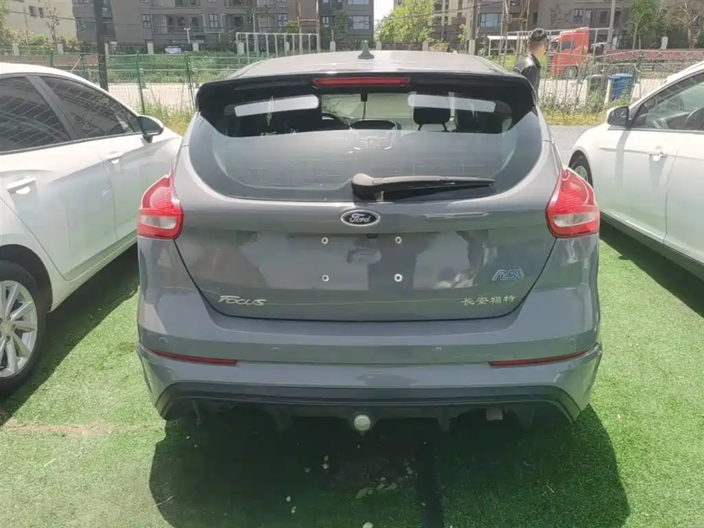 Focus Hatchback Classic 1.6 L Auto Style Smart Travel