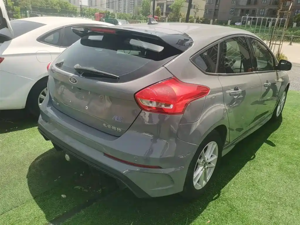 Focus Hatchback Classic 1.6 L Auto Style Smart Travel