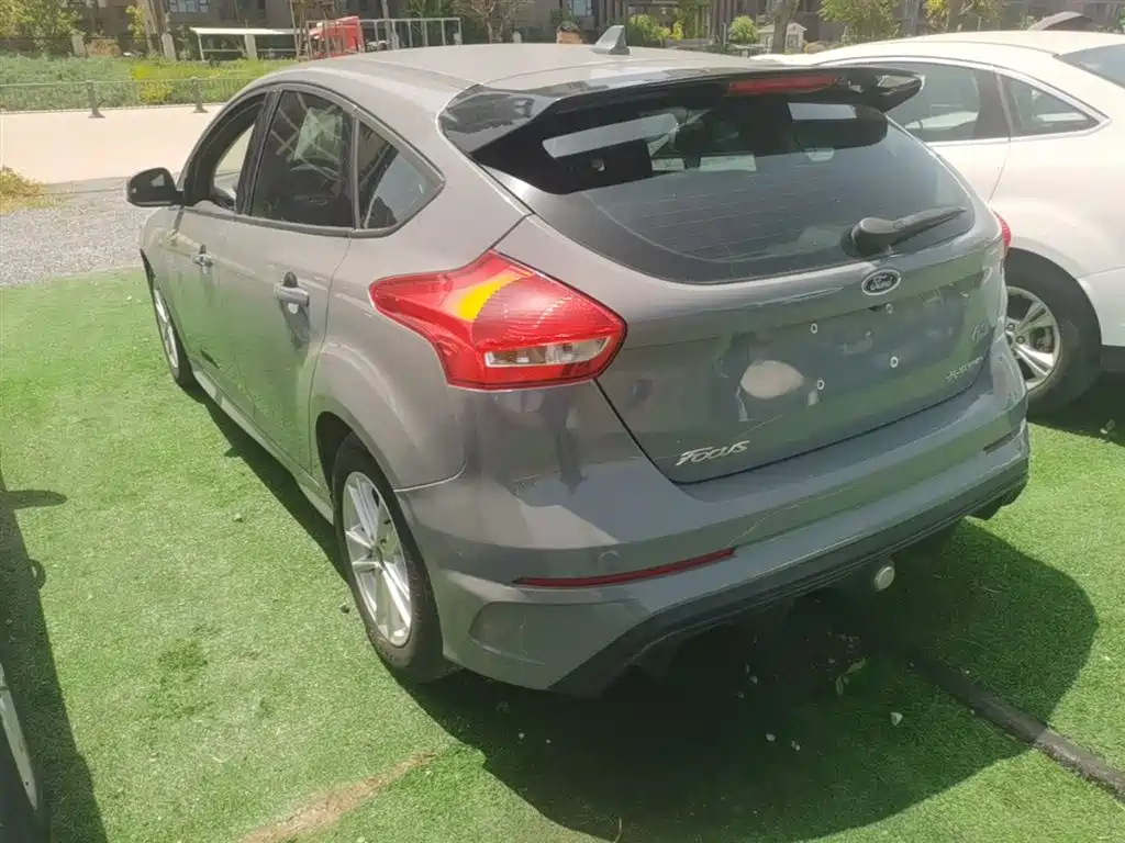 Focus Hatchback Classic 1.6 L Auto Style Smart Travel