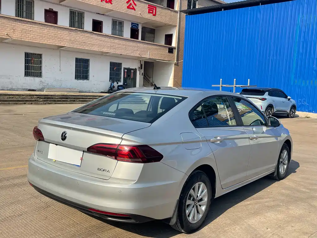 Bora 1.5 L Auto Fashion Connected