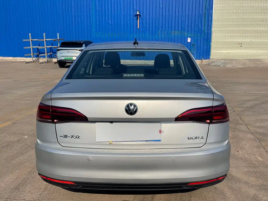 Bora 1.5 L Auto Fashion Connected