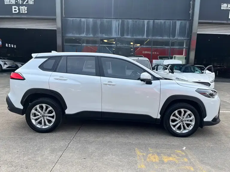 Toyota Frontlander 2.0 L CVT Leading