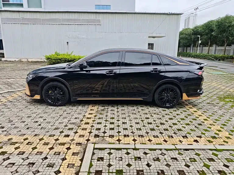 Dongfeng Yixuan MAX 1.5 T Dark Night Holy Light (Hybrid)