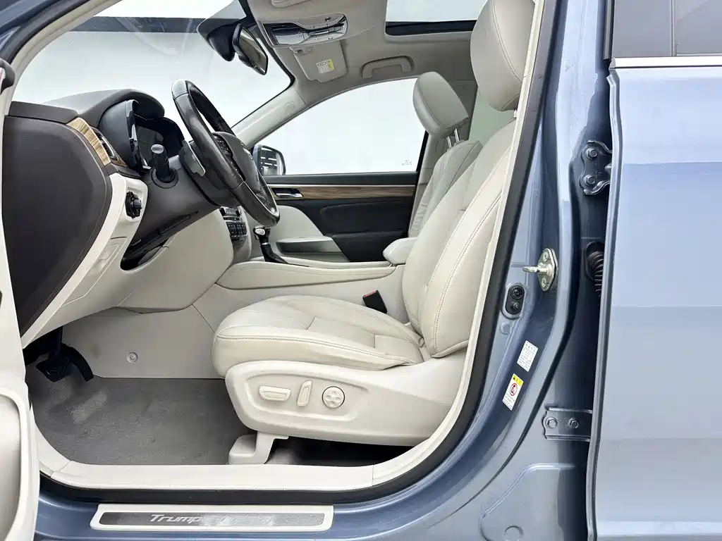 GAC Trumpchi GS8 320 T 2 WD Luxury Connected (7-seat)