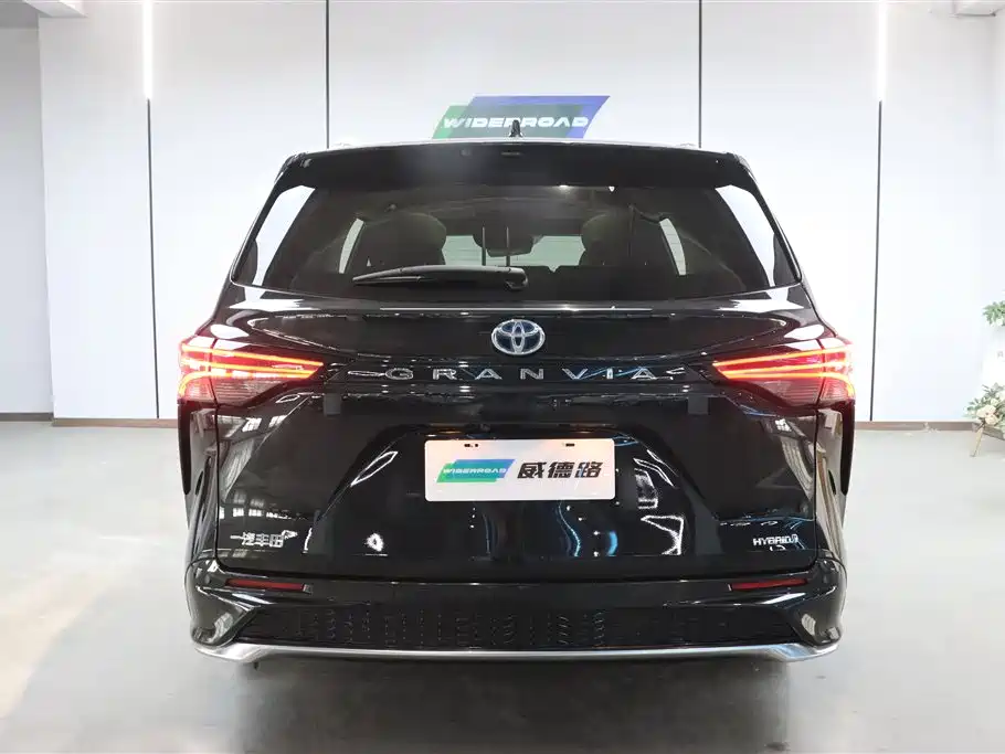 Granvia 2.5 L Hybrid Noble