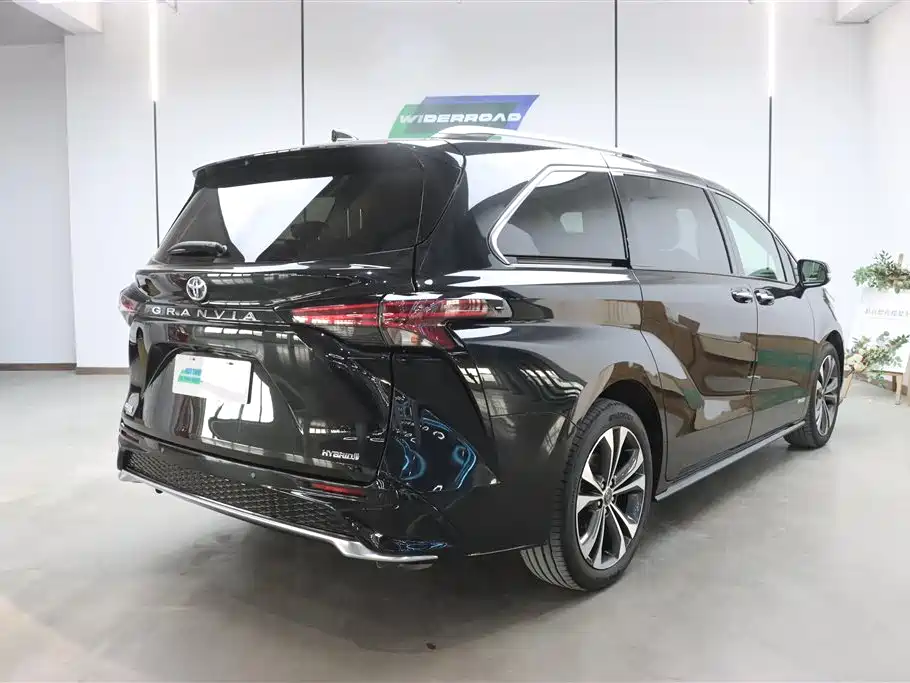 Granvia 2.5 L Hybrid Noble