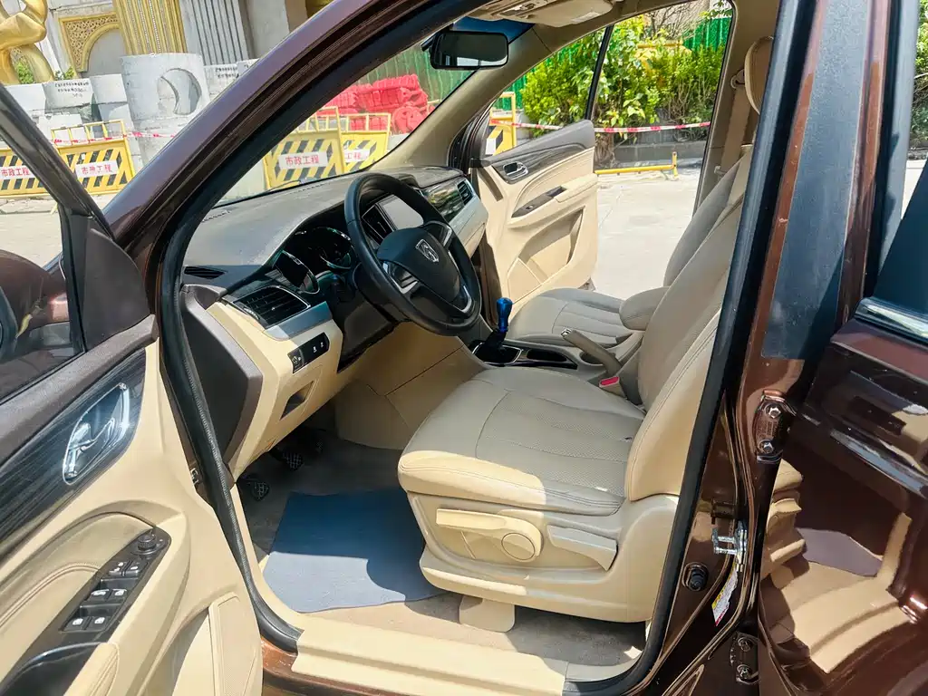 Baojun 730 1.5 L Manual Comfort 7-seat CN-V