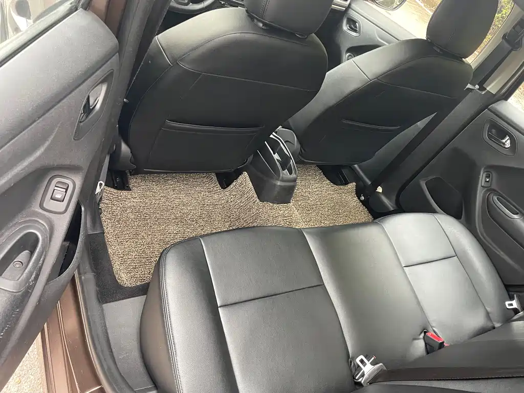 Peugeot 301 1.6 L Manual Comfort