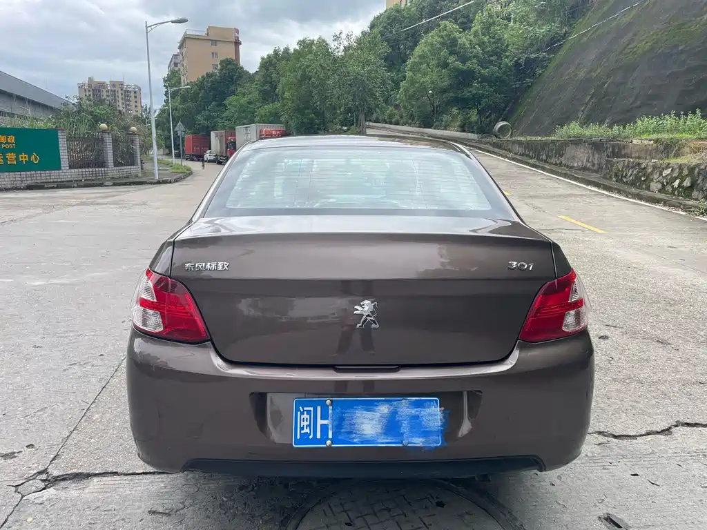 Peugeot 301 1.6 L Manual Comfort