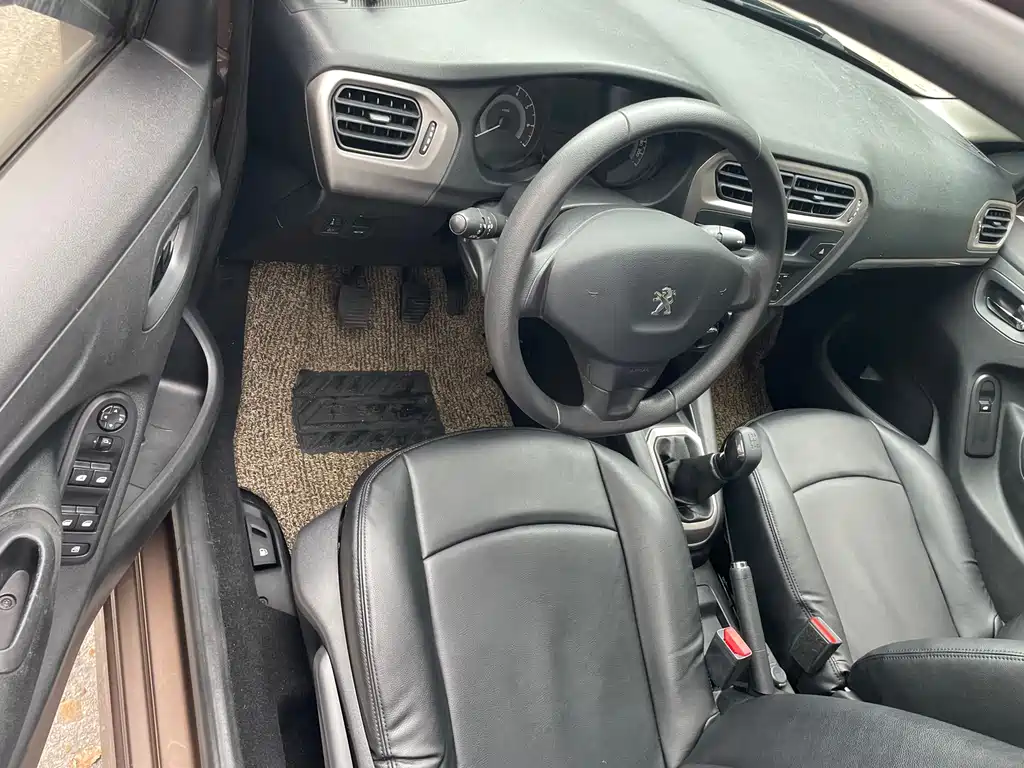 Peugeot 301 1.6 L Manual Comfort