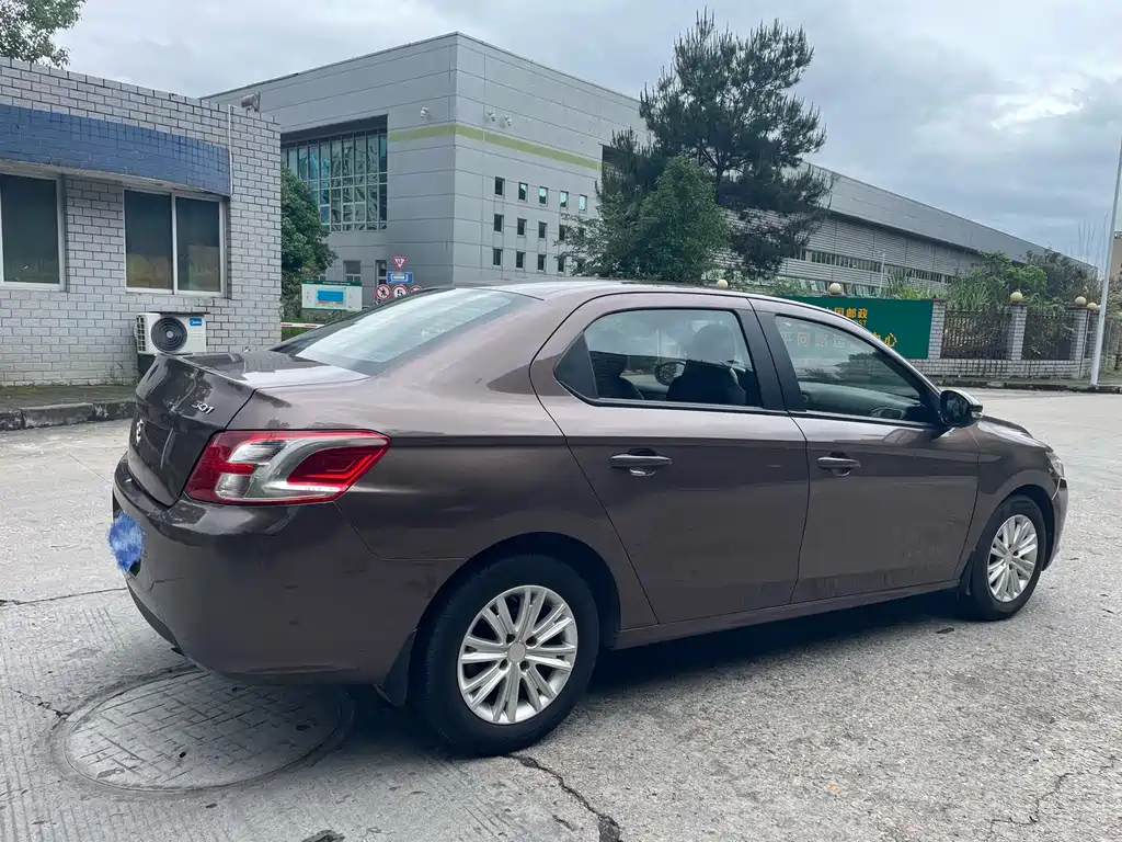 Peugeot 301 1.6 L Manual Comfort