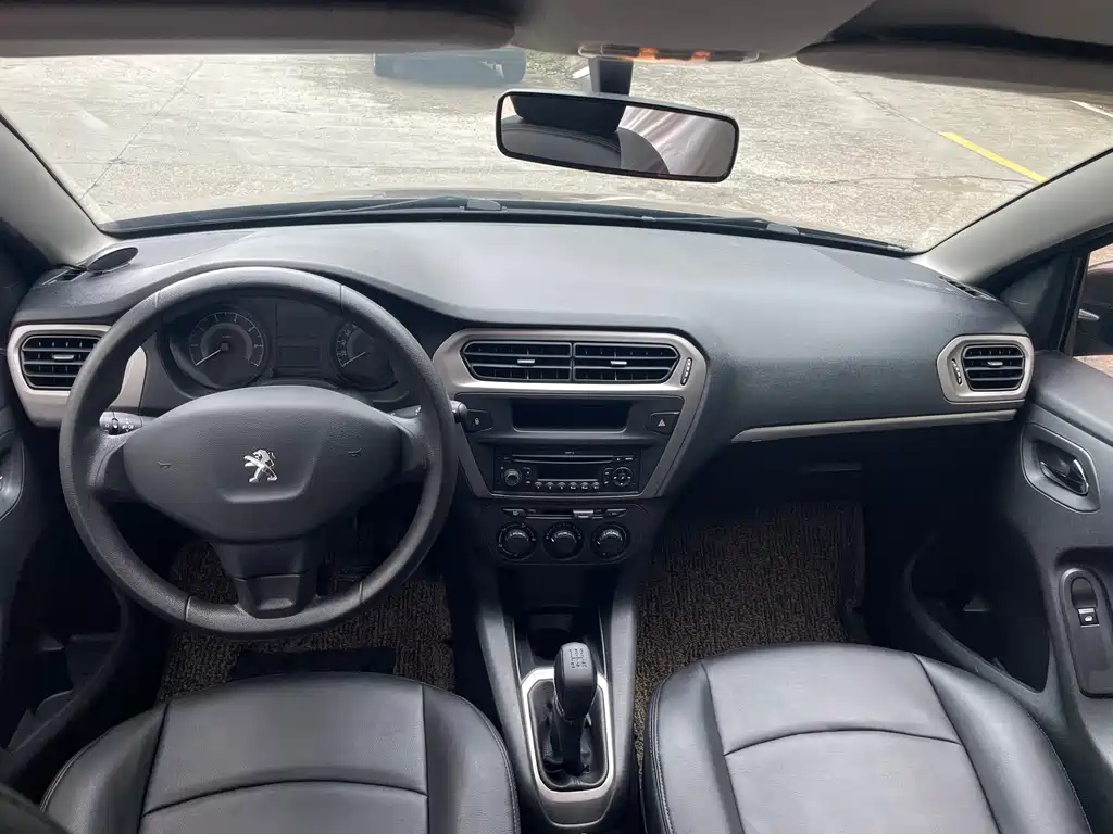 Peugeot 301 1.6 L Manual Comfort