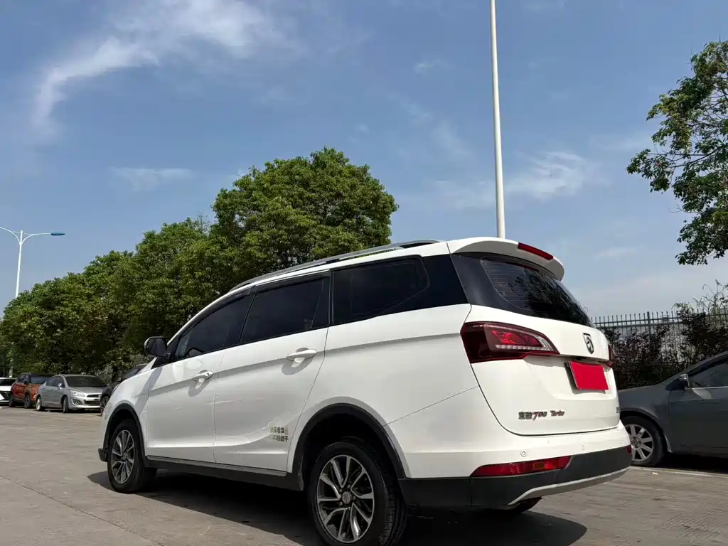 Baojun 730 1.5 T Manual Fashion 7-seat CN-VI