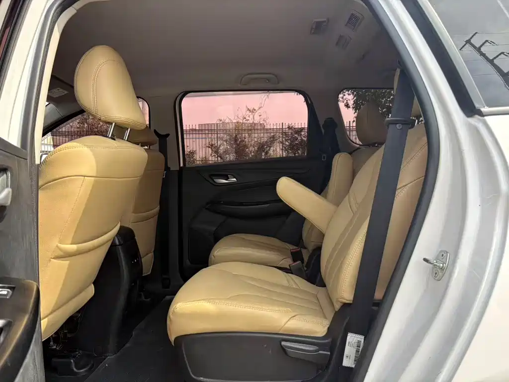 Baojun 730 1.5 T Manual Fashion 7-seat CN-VI