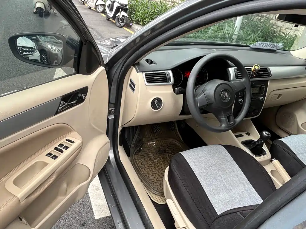 Bora 1.6 L Manual Fashion